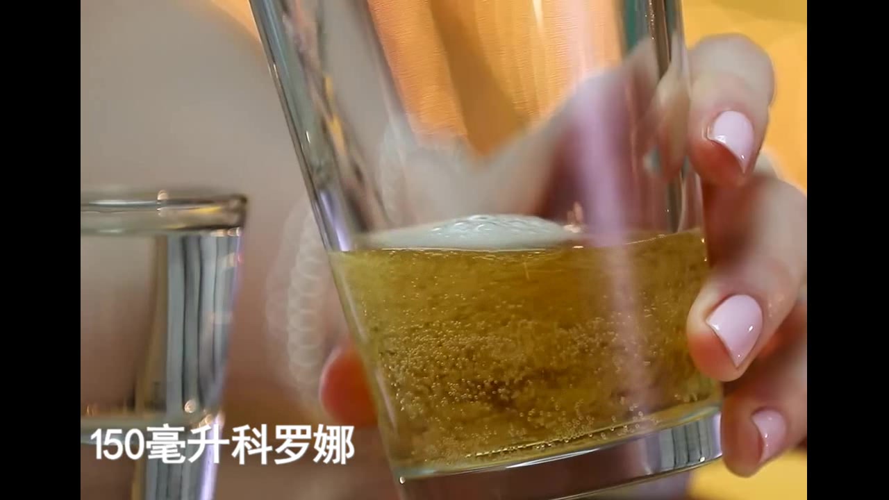 科罗娜炸弹鸡尾酒,一款仅用啤酒、朗姆酒和青柠就能调的酒