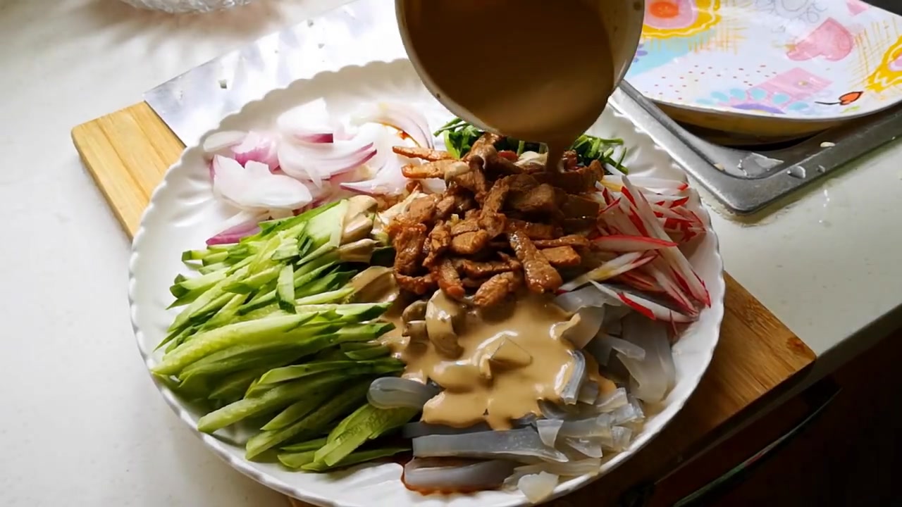 凉拌大拉皮正宗家常做法,调酱汁配菜是关键,全家老小都爱吃