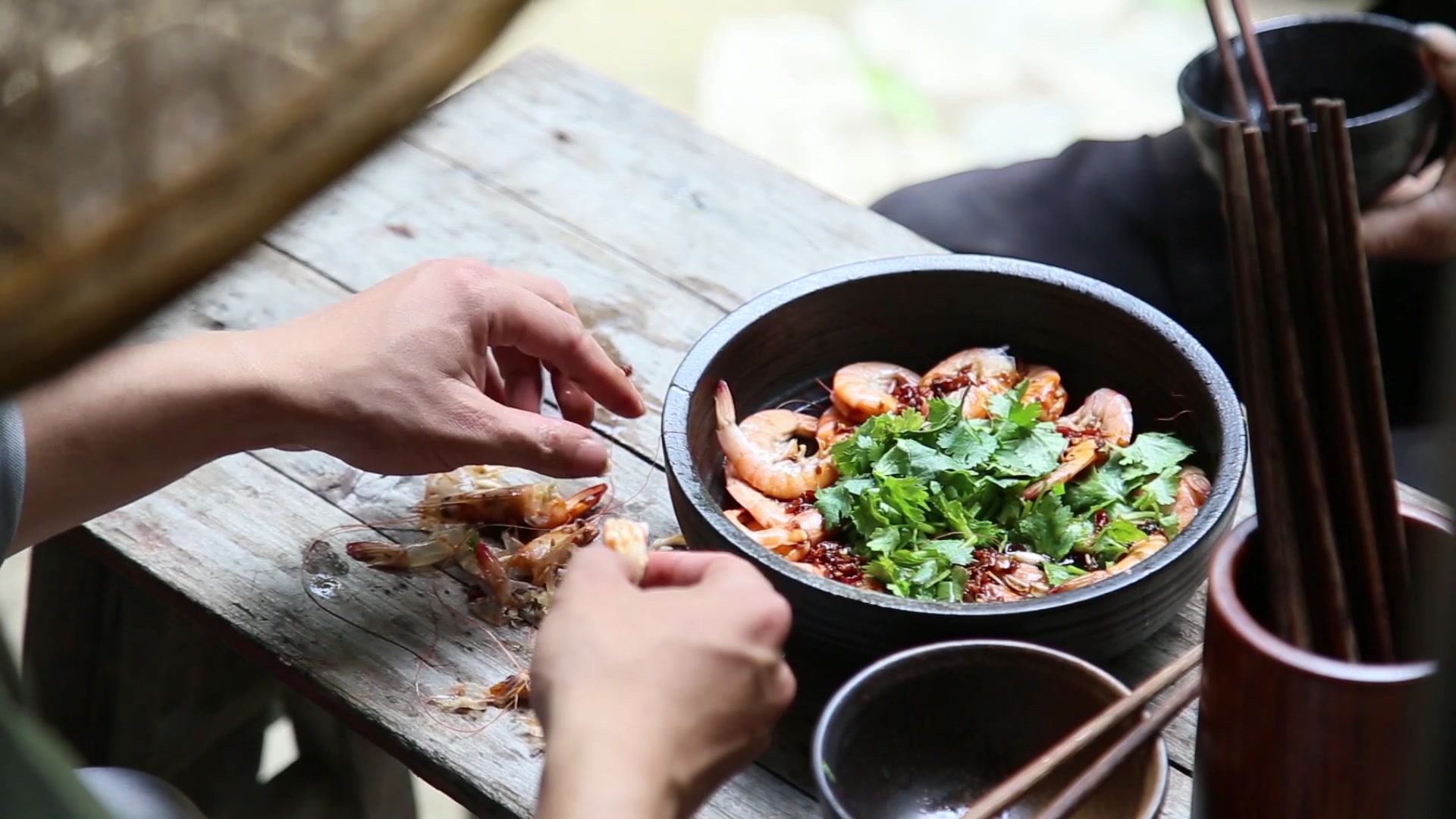 一道鲜嫩的火焰醉虾,吃起来还带着白酒的余香