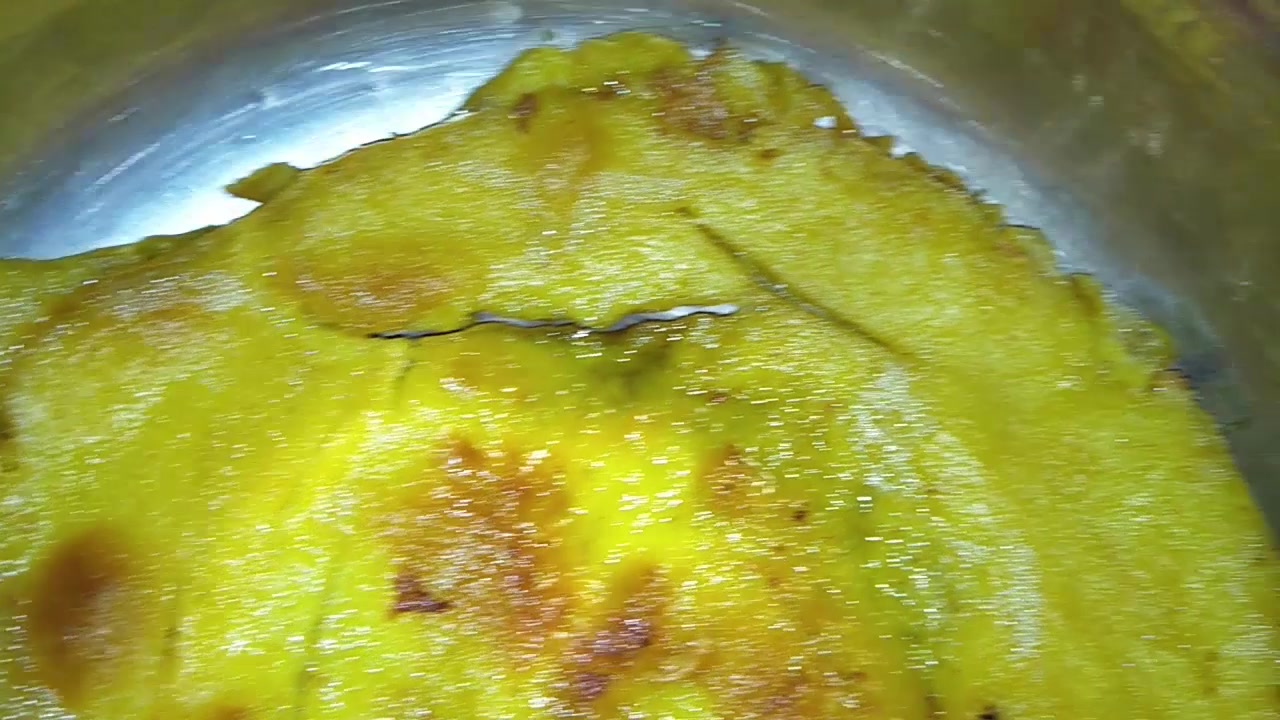 小伙自创黄金大饼,一把面,一个鸡蛋,还没上桌被儿子吃光了!