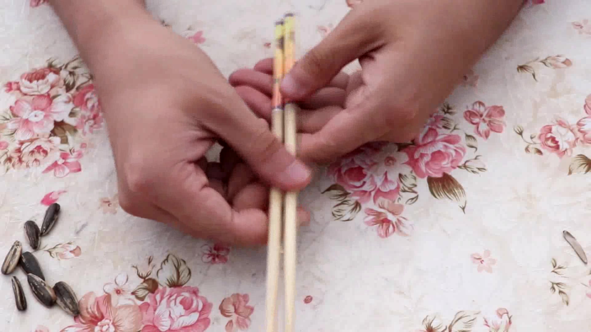 教你在家自制剥瓜子神器,也是懒人必备,用家里的筷子就能做哦