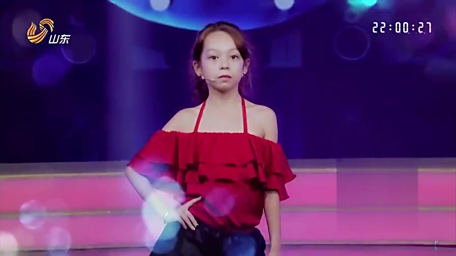 当唯美彩带舞配上专业时装秀的模特步,这两个小女孩萌翻主持人