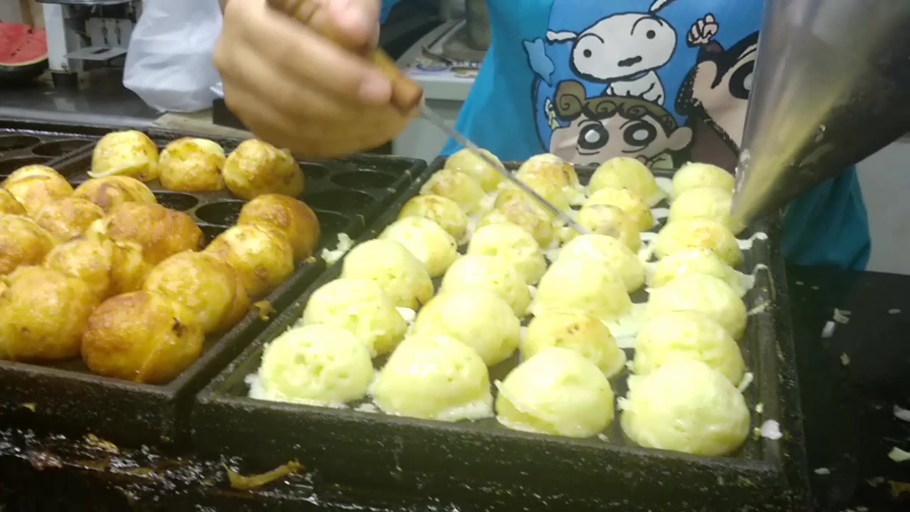 6元5个的章鱼小丸子,真是良心价格啊,整个制作过程看的很舒服