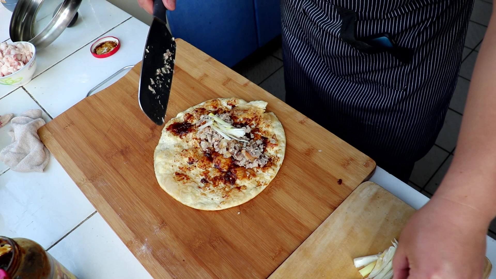 外边卖9块钱一个还要排队,1把茶叶2勺糖,零失败教你做熏肉大饼