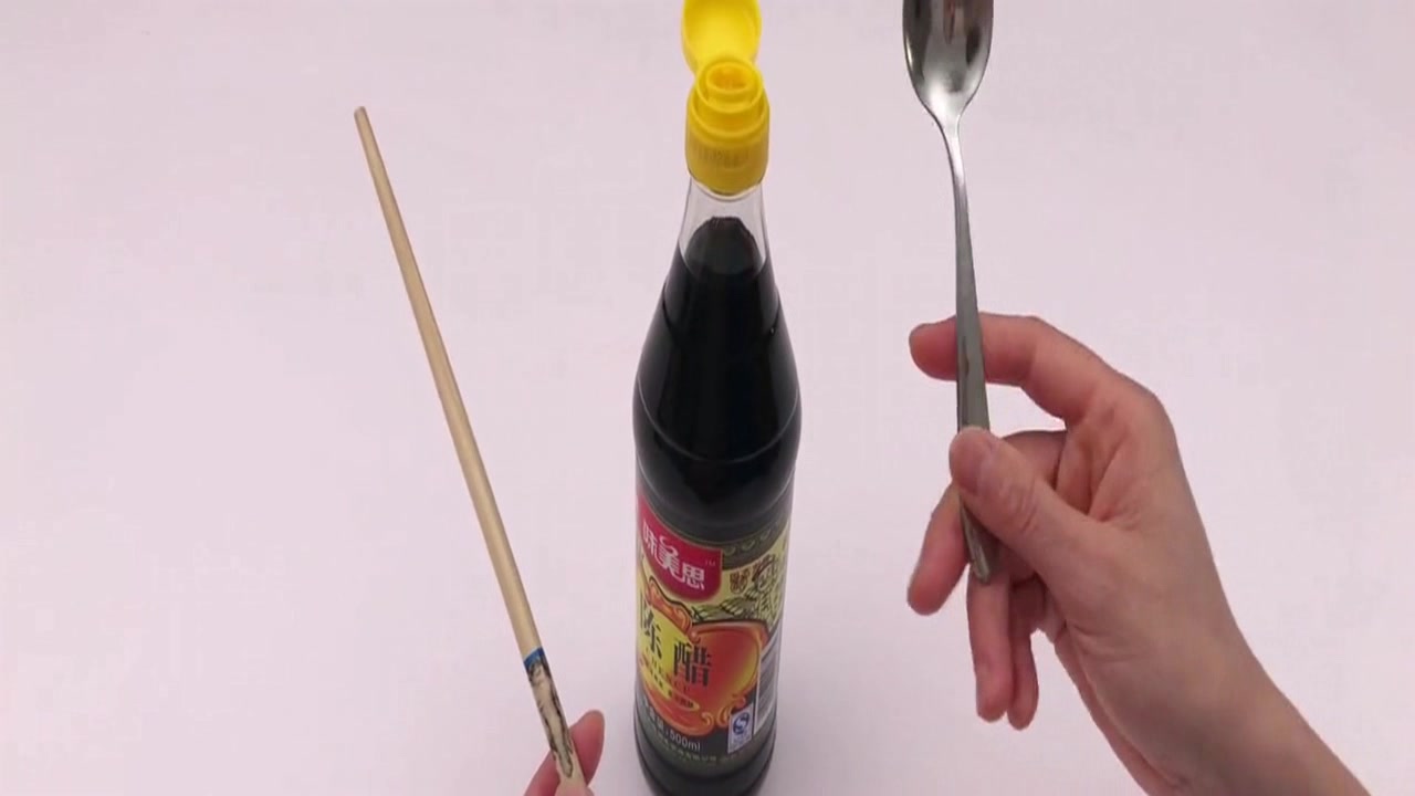 新买的调味品瓶子上的拉环不好打开?一个勺子轻松解决,太厉害了