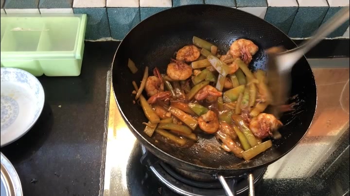西瓜吃完皮不要丢,腌制拿来炒大虾,味道美极啦