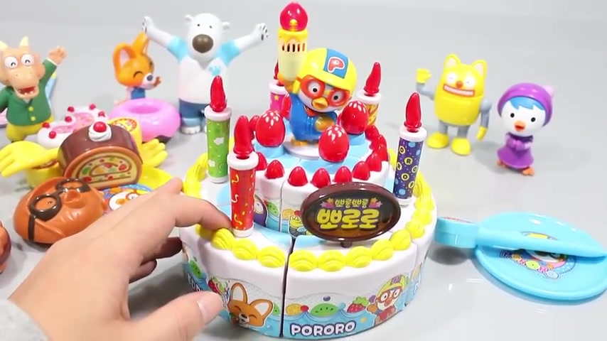 小企鹅pororo请小伙伴吃生日蛋糕