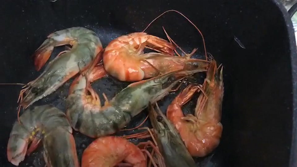 油煎大虾,大虾油煎,煎至橘红色,香脆鲜美