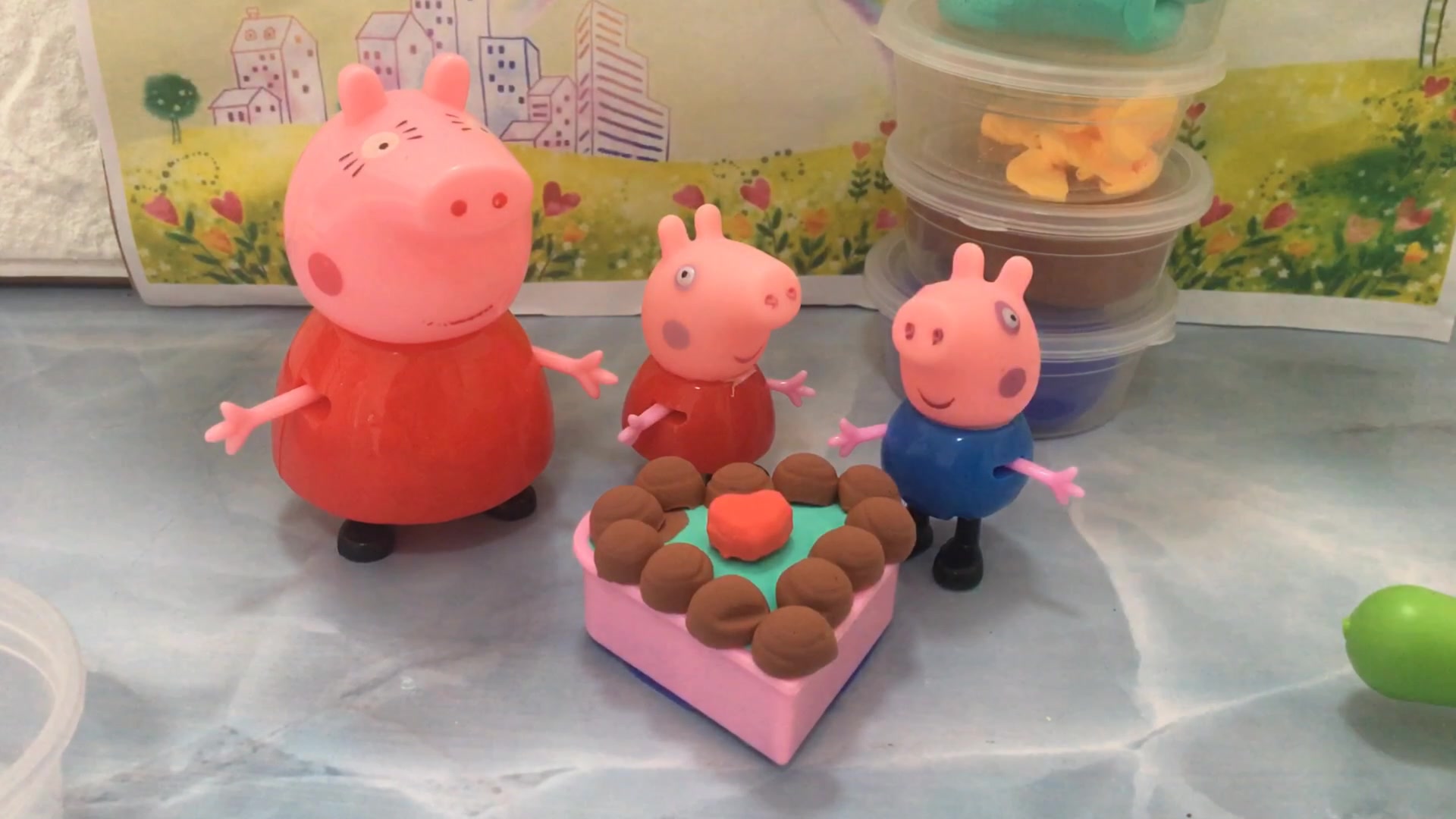 乔治过生日,猪妈妈和小猪佩奇一起为乔治做生日蛋糕