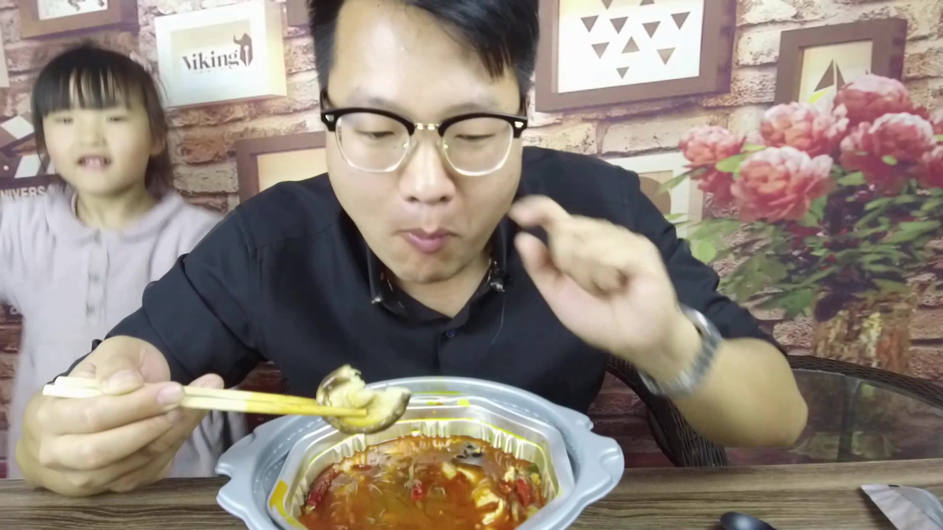 父女试吃超级划算的自热牛肉火锅,大块牛肉,麻辣爽口,嗨翻了!
