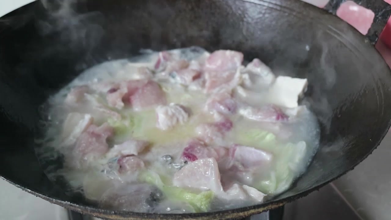 一块豆腐,半条鱼,这样做汤美肉嫩,做法简单又好吃,快来看看
