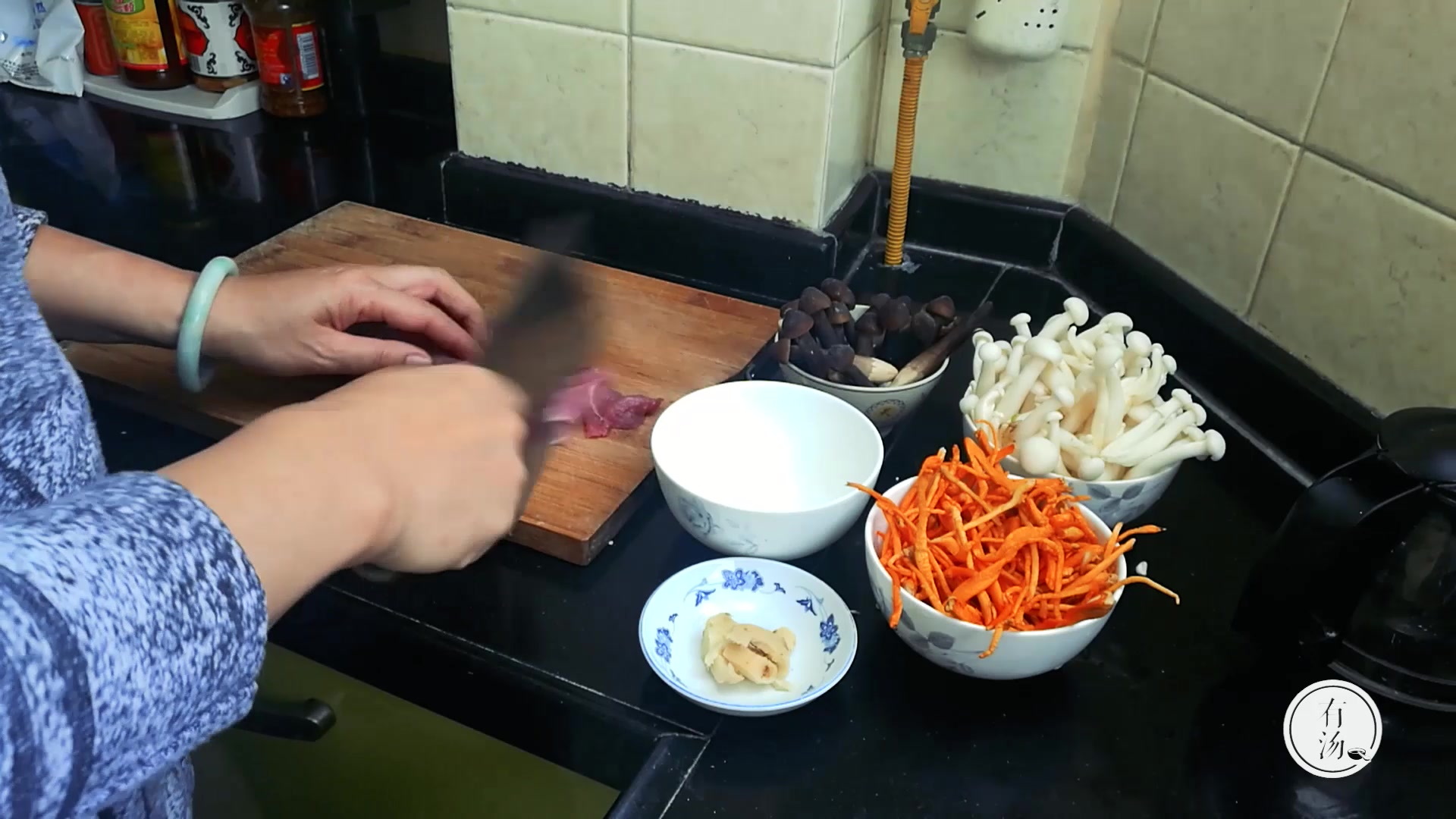 虫草花怎么吃?一道营养价值丰富的杂菌滚瘦肉汤,鲜甜美味!