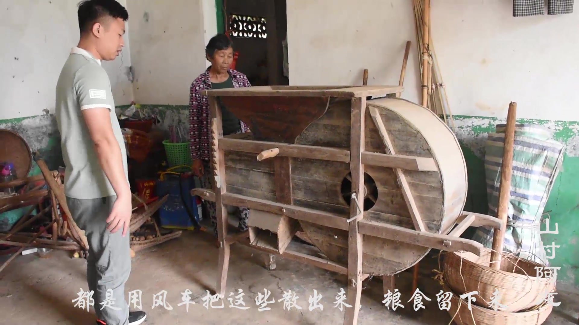 农村小伙在外婆家找出了很多老农具,有你认识的吗