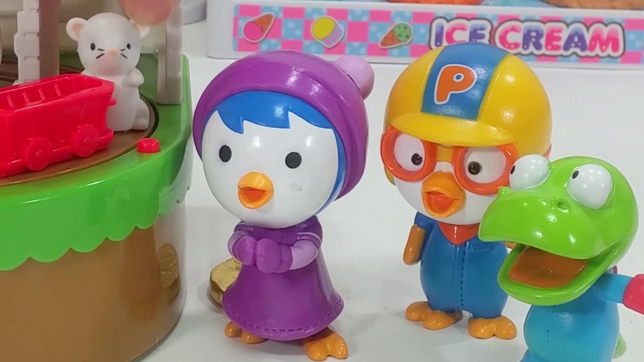 小企鹅和小青蛙愉快的玩耍聊天 真开心呀