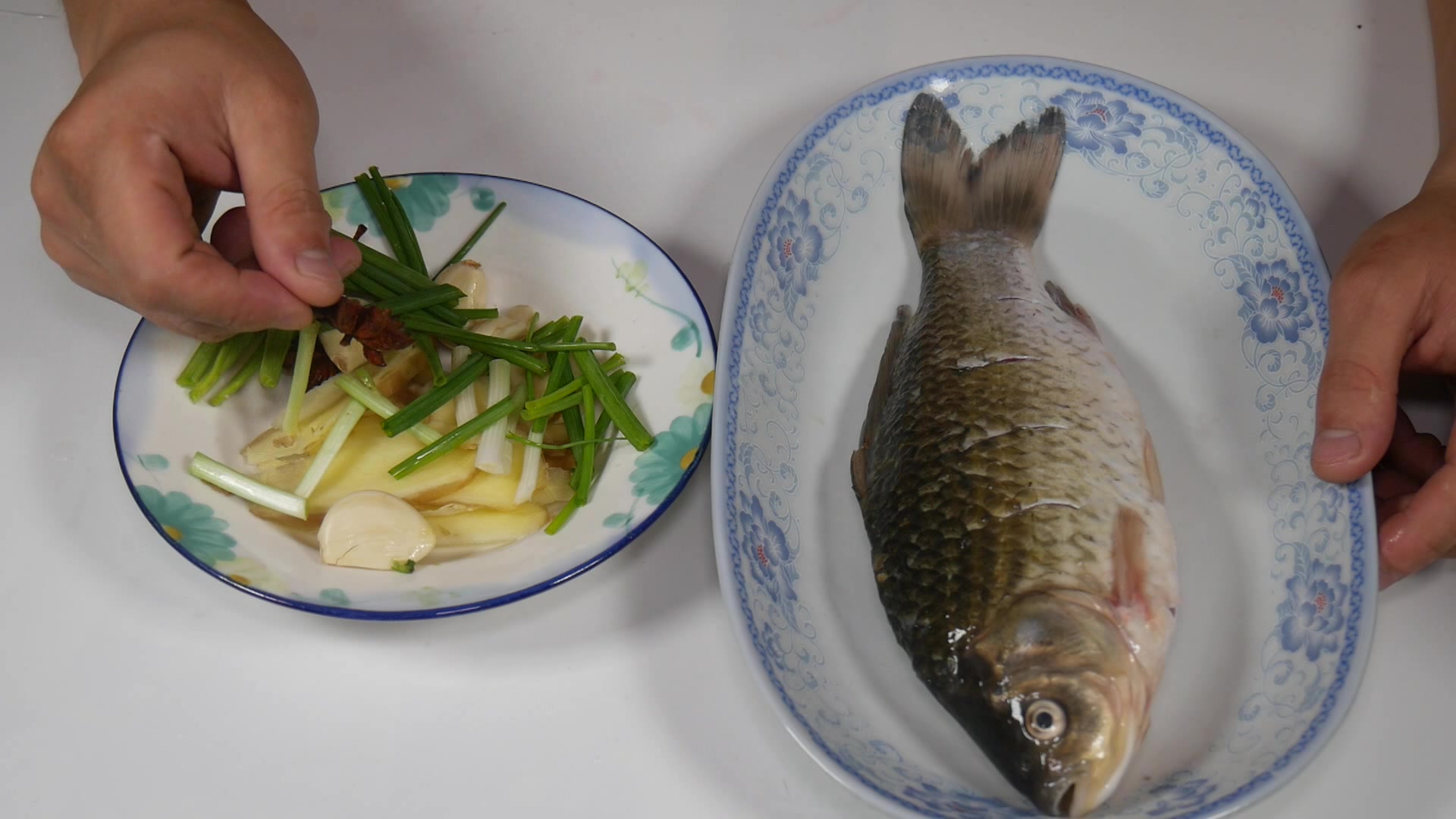 鲫鱼炖汤吃腻了,今天换这样的做法,入口即化,一顿吃2条