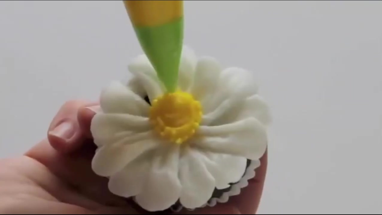 纸杯蛋糕的花式制作,简单到你想不到,做好就被孩子们一抢而光!