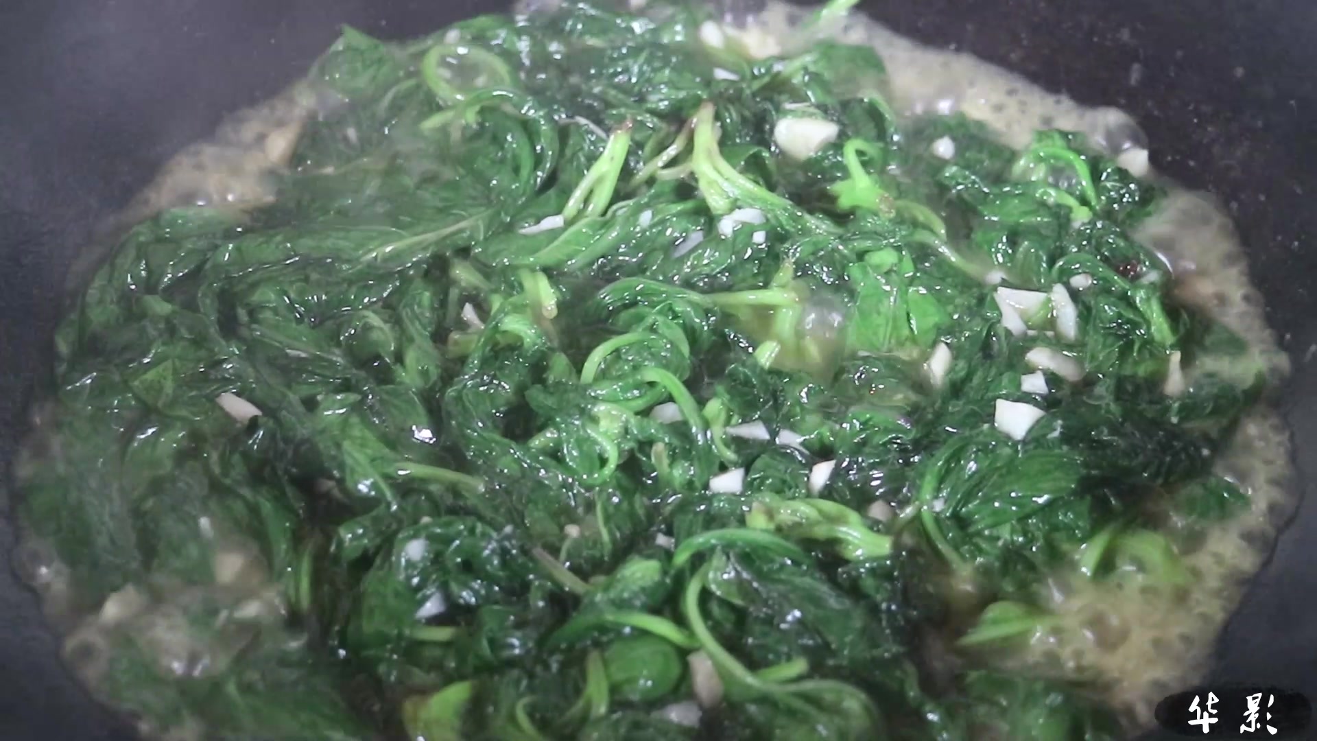 原生态山里采了一篮子野茼蒿洗净清炒,这样的野菜你们吃过吗