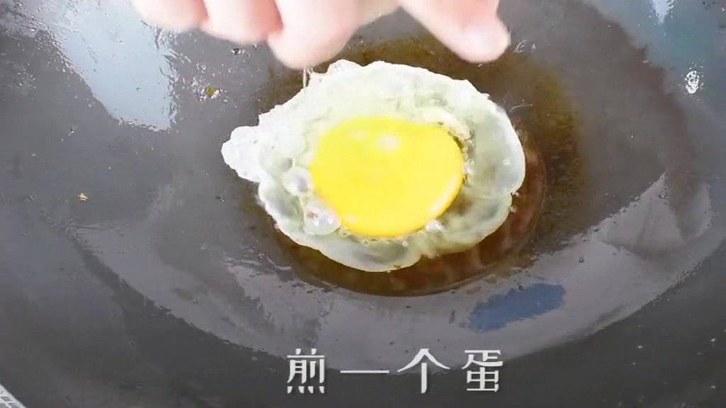 鸡蛋火腿面的做法,调好酱汁加入煮好的面条青菜,味道酸辣鲜美