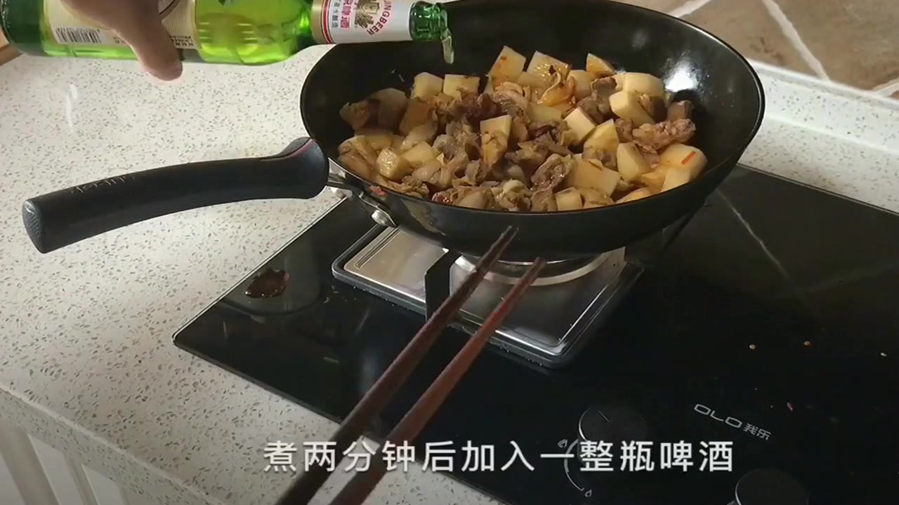 萝卜烧牛肉的做法,牛肉焯水加葱蒜爆香,加啤酒炖煮,香嫩好吃
