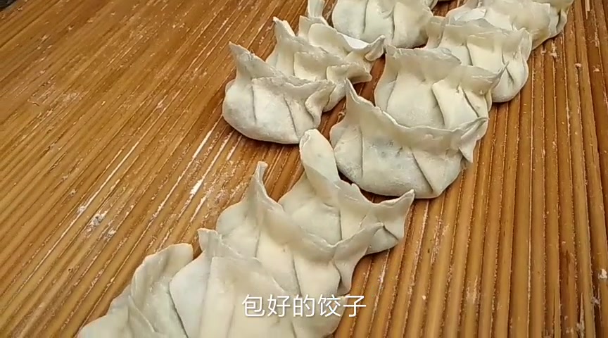 农村小伙实拍媳妇包饺子全过程,你喜欢吃哪种馅的饺子呢?
