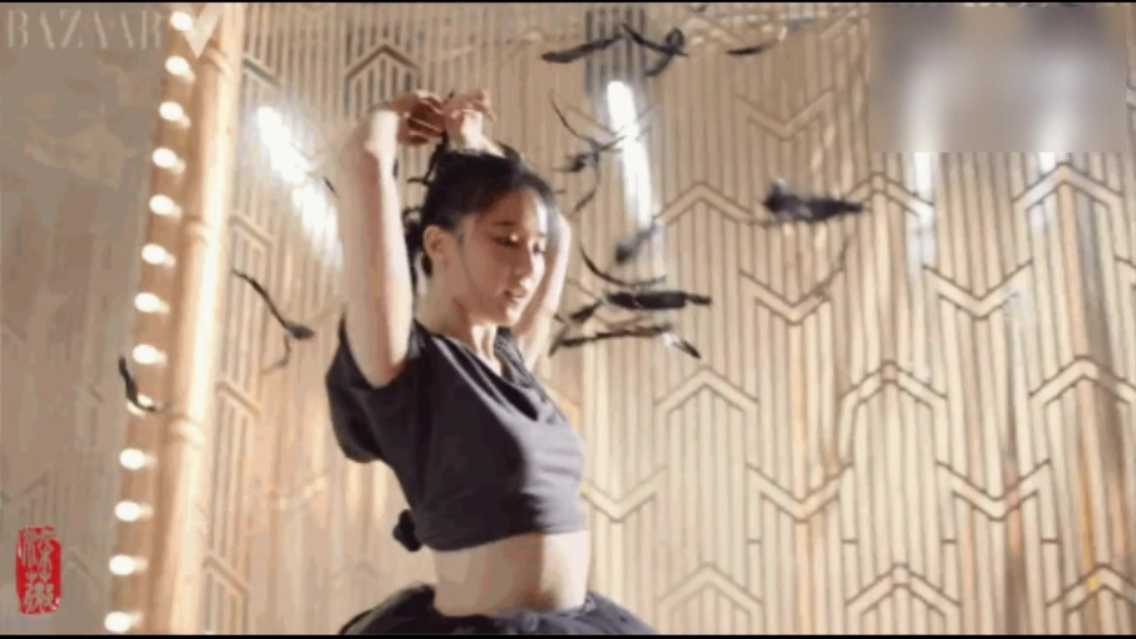刘亦菲化身唯美黑天鹅,侧颜无敌,仙气十足