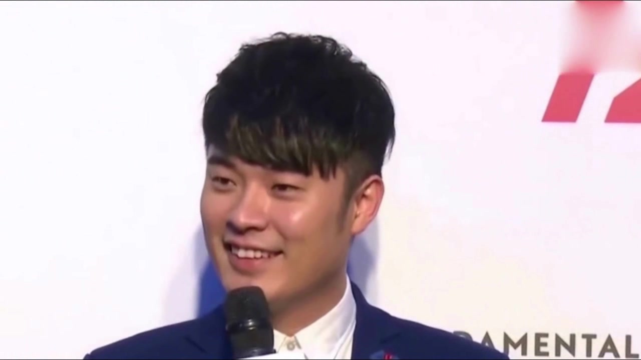 自力更生!陈赫带女儿安安买菜背影显温馨有爱