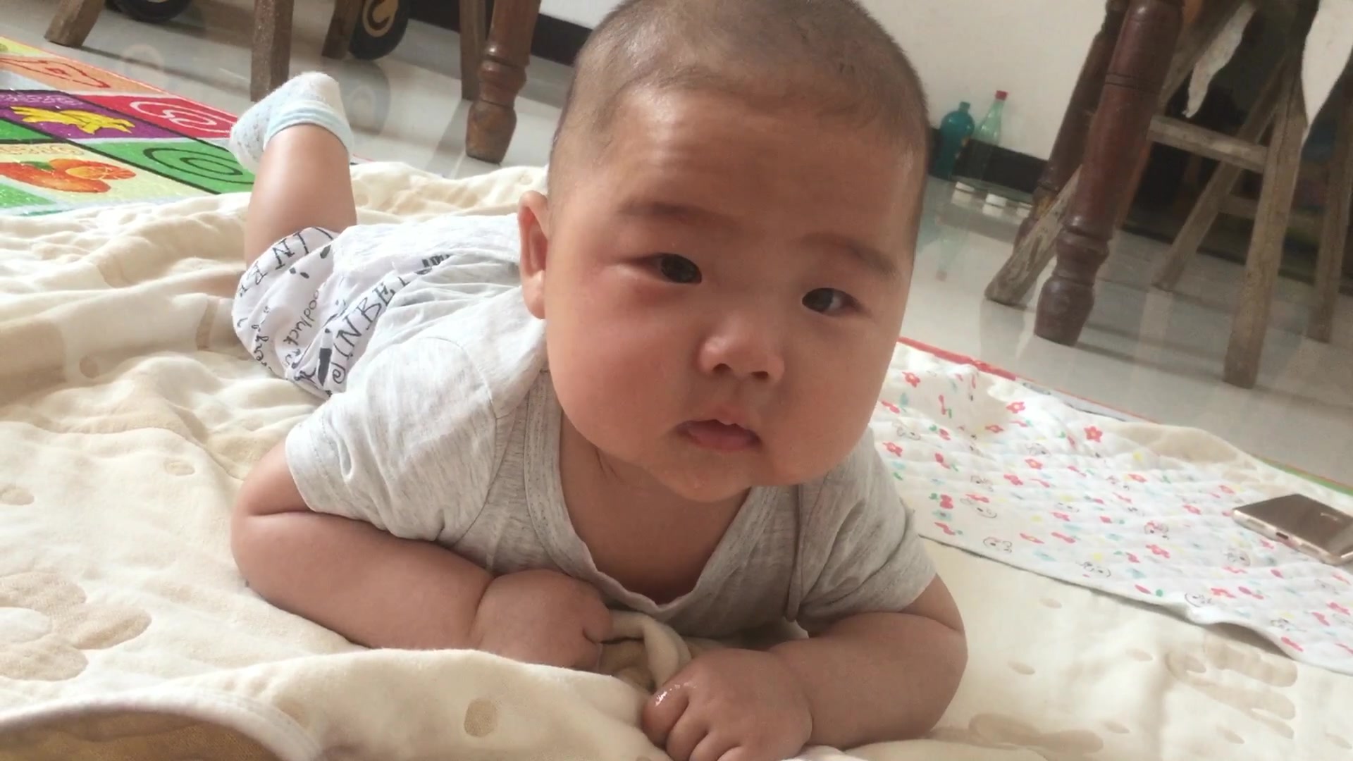 宝妈夸宝宝长得帅,原本还一脸严肃的宝宝突然笑了,太可爱了