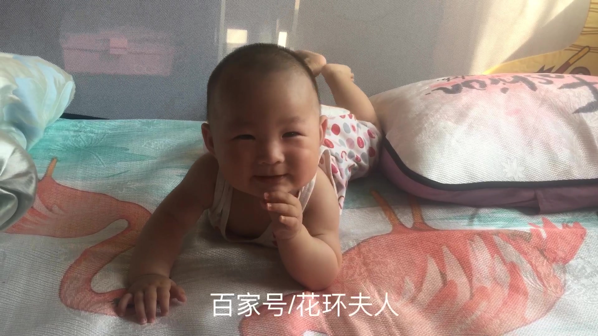 妈妈夸宝宝长得帅,宝宝听后笑的眼睛都眯成一条线了