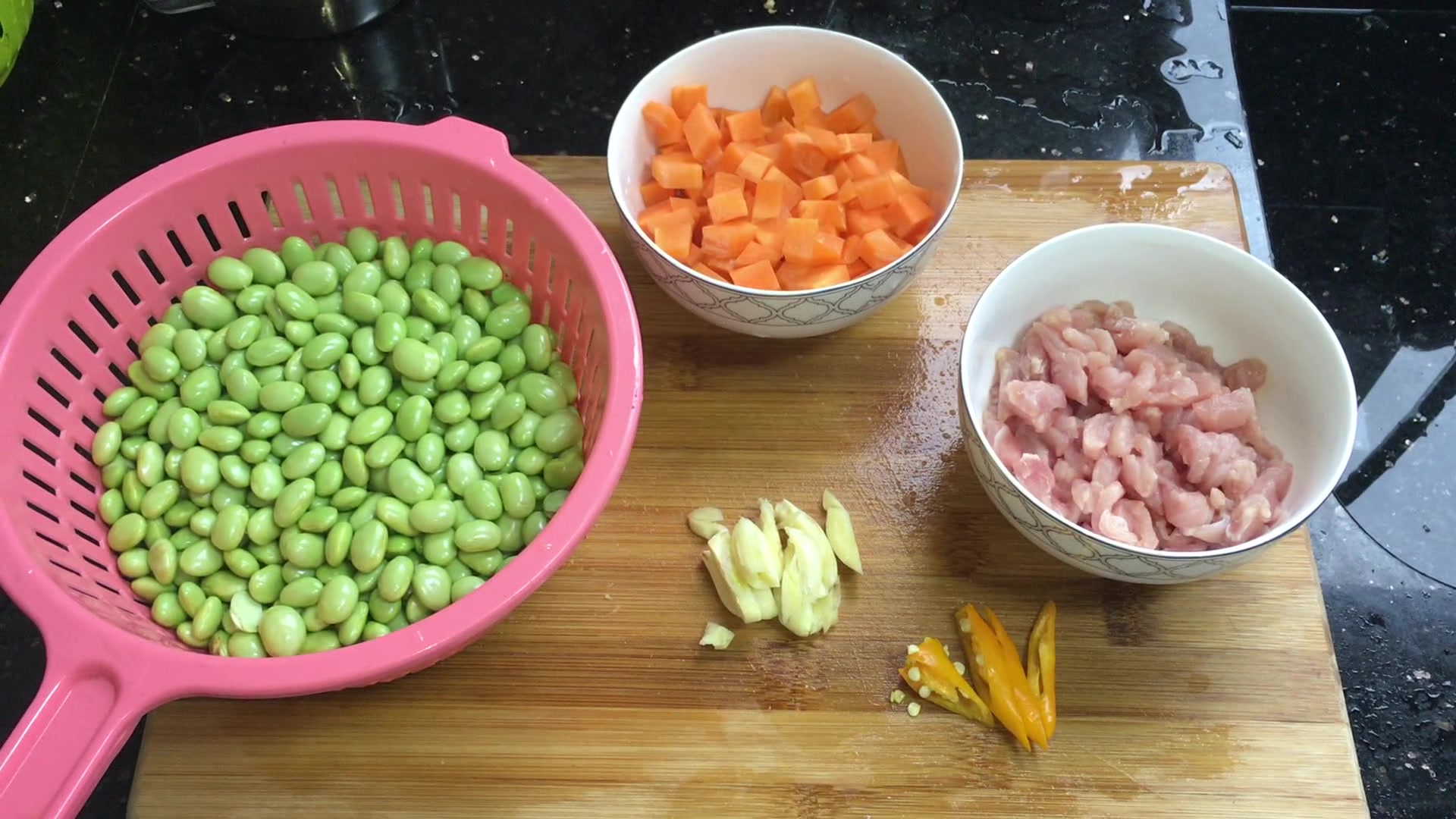 毛豆炒肉的家常做法,简单美味易操作,味道真心不错