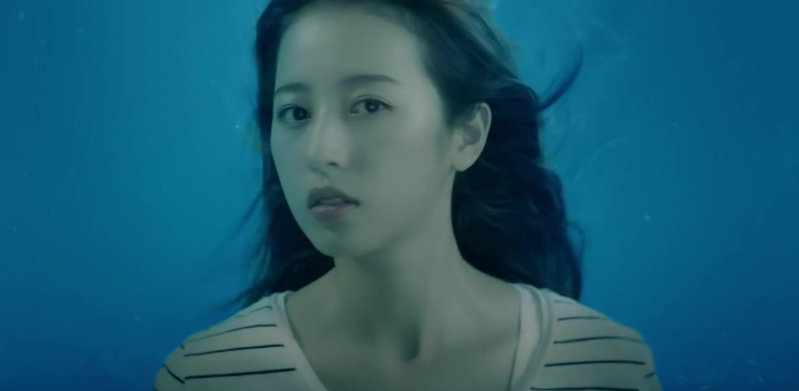 美女落水后长出鱼尾,竟然是条美人鱼