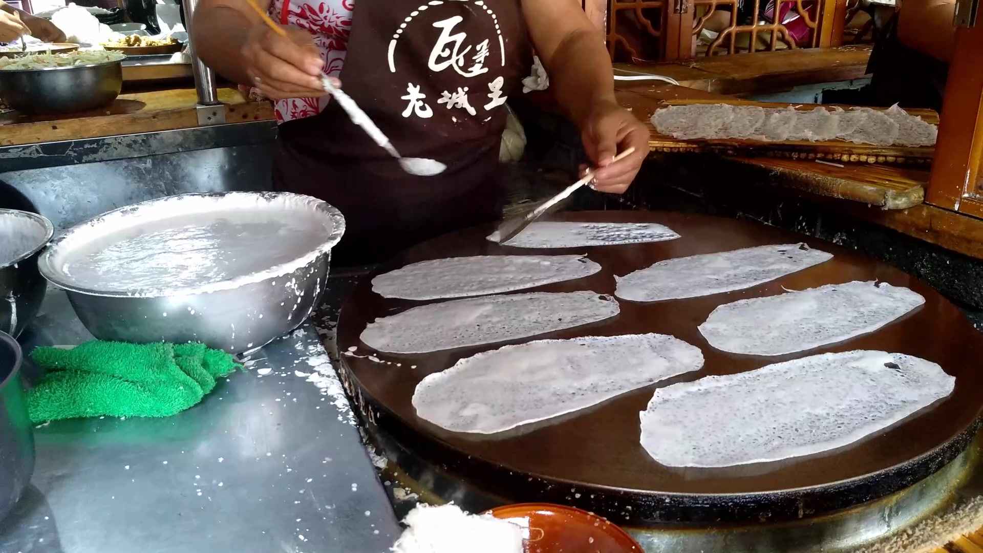 陕西特色地方小吃子长煎饼,薄而劲道原来都是这样做出来的啊