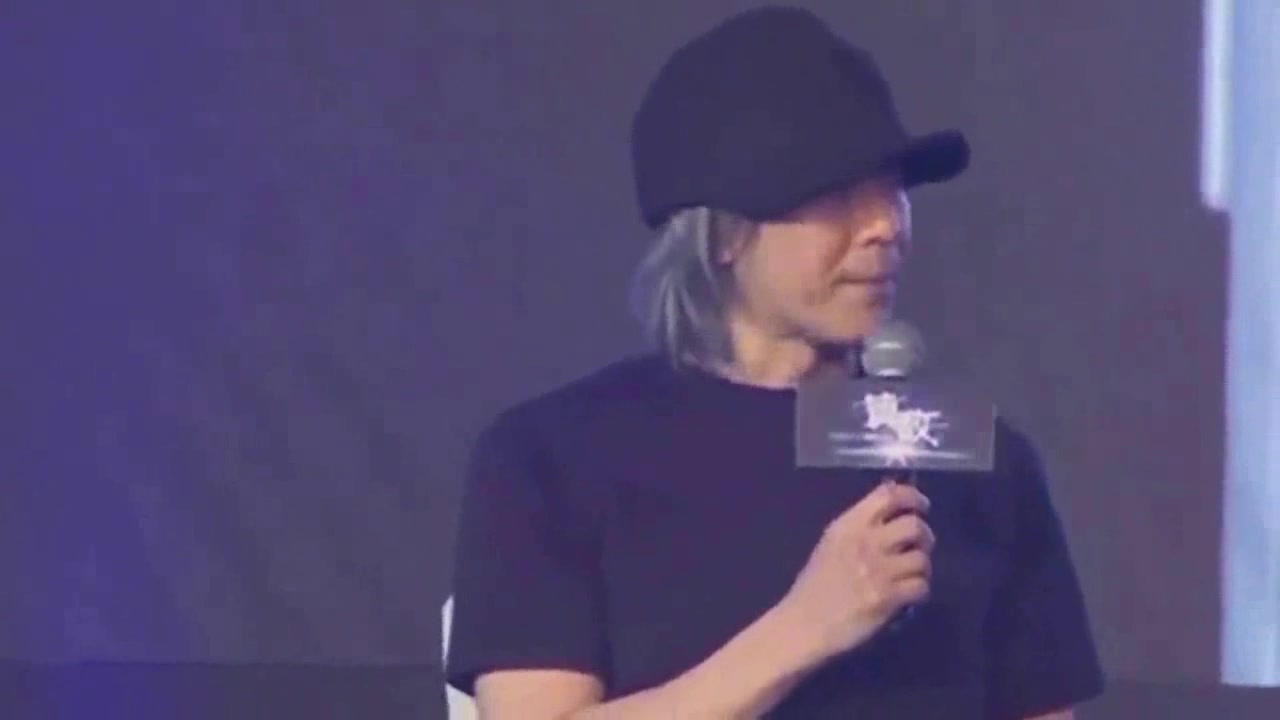 周星驰电影《美人鱼2》杀青 星爷戴口罩现场陪伴林允