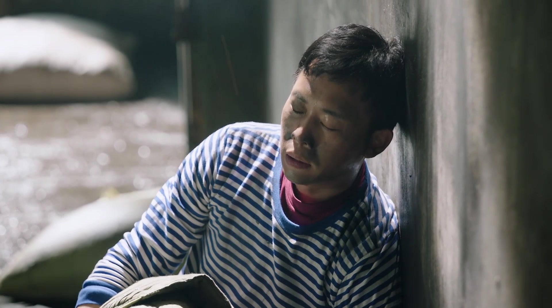 鸡毛飞上天:这面墙上,还有骆玉珠小时候写的字