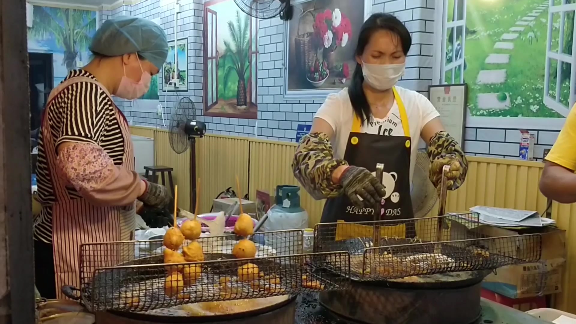 北海老街虾饼5块钱一个,还有墨鱼丸也是5块钱,你们吃过吗?