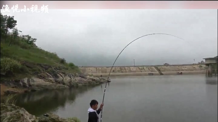 高清浮漂钓鱼,这鱼吃口也太大了吧,直接把浮漂拖走了