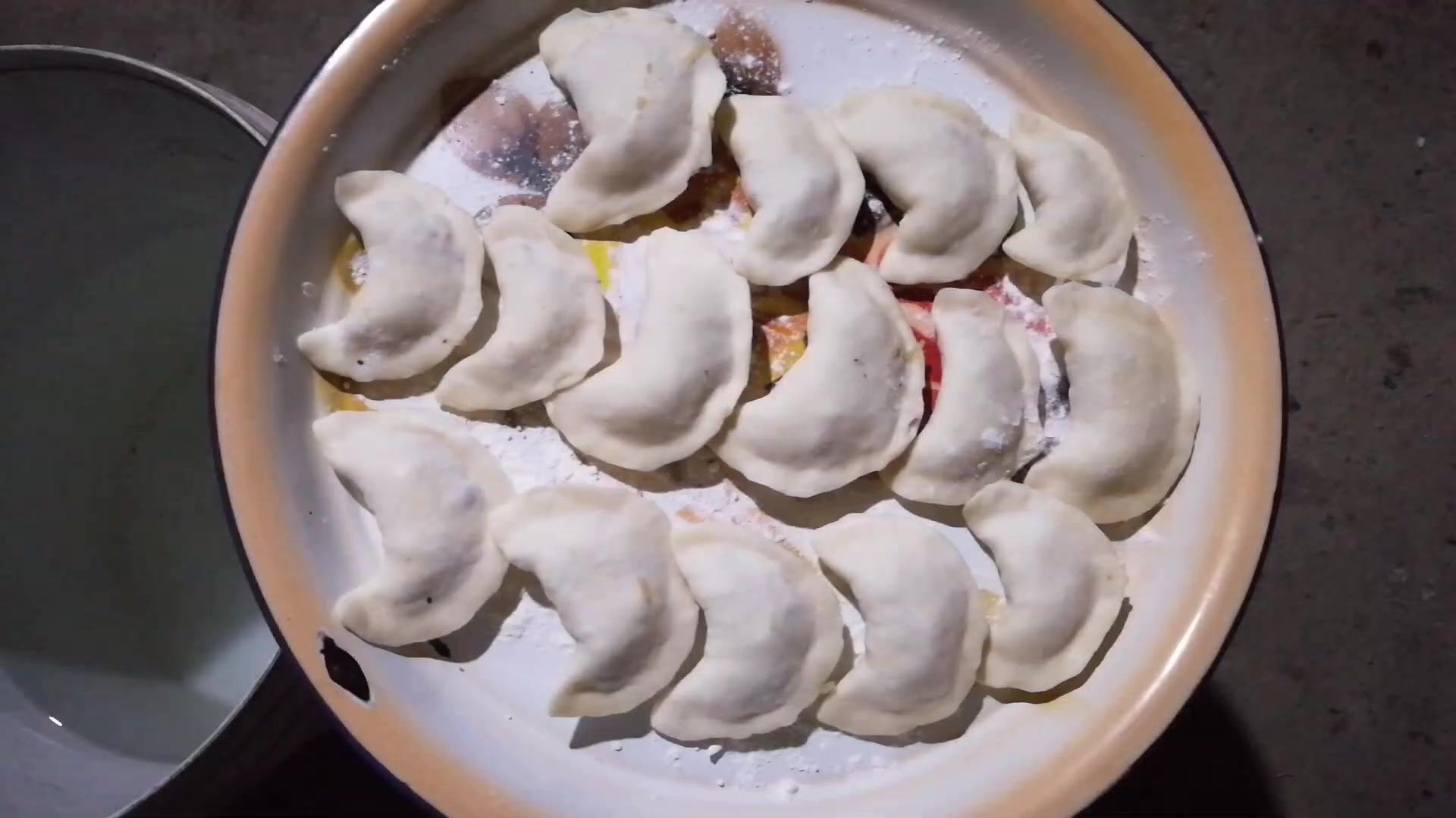 端午节爸爸妈妈熬夜做腊肉土豆馅饺子,只因回家的儿子最爱吃