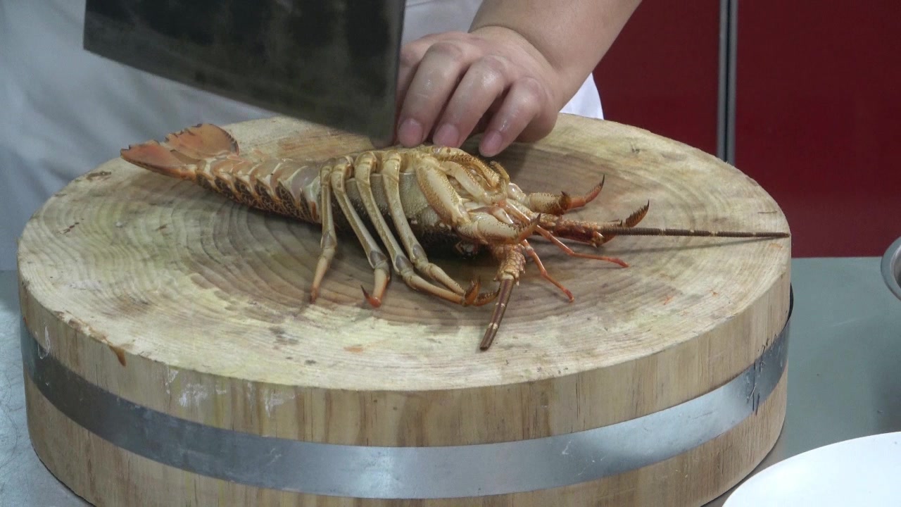 特级厨师私房菜:蒜蓉粉丝蒸龙虾,看完后我默默收藏了!