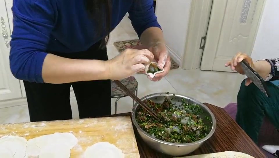 最简单的包饺子方法!两手一捏一个 笨蛋都能学会