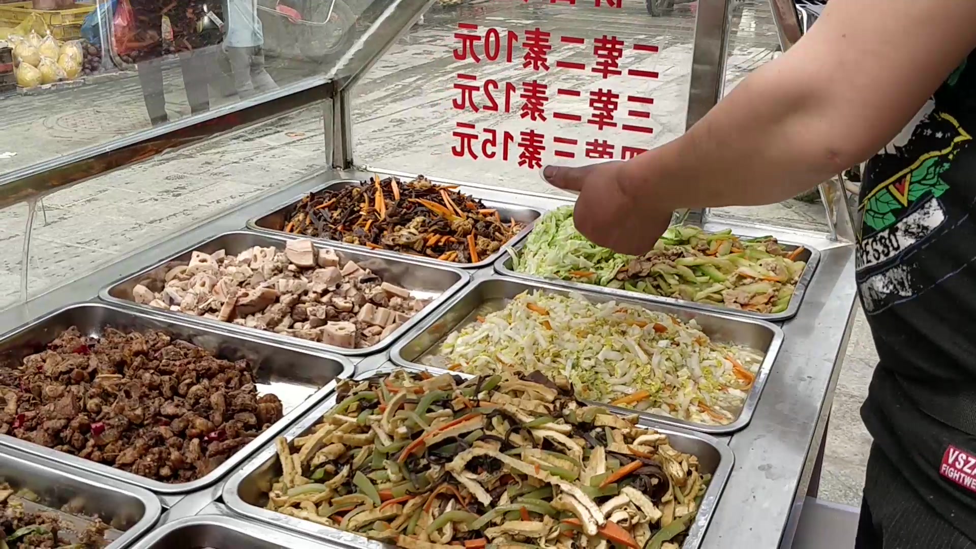 快餐店10块钱两荤两素,很多菜可以选择,你们吃过这样的快餐吗?