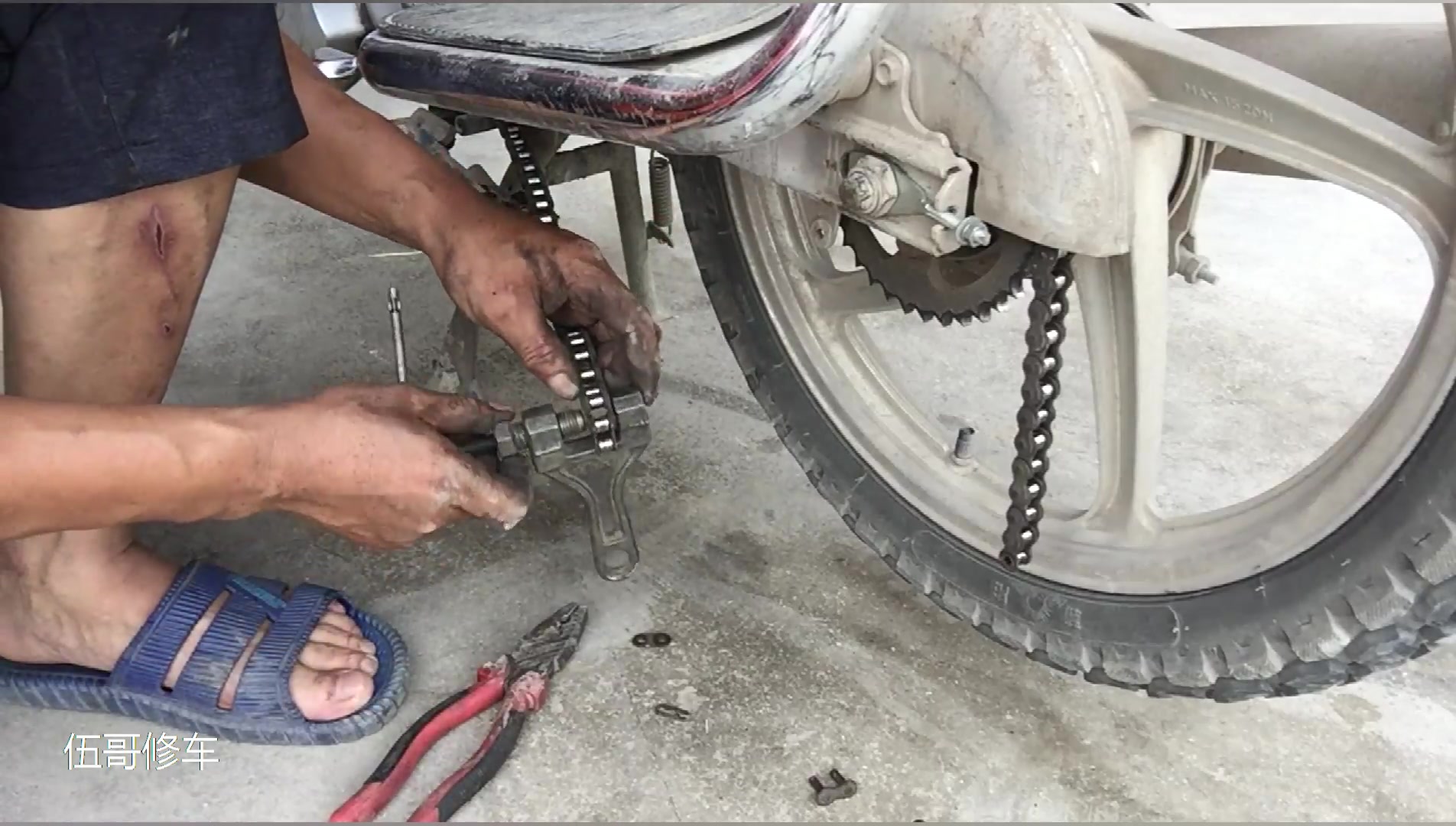 摩托车链条拉长了怎么办?专业师傅教你拆卸链条和调整的技巧