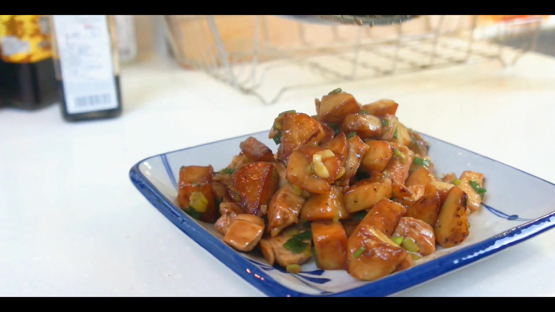 酱烧葱花马铃薯鸡丁的做法看这里,除了好吃之外还有饱腹感呦