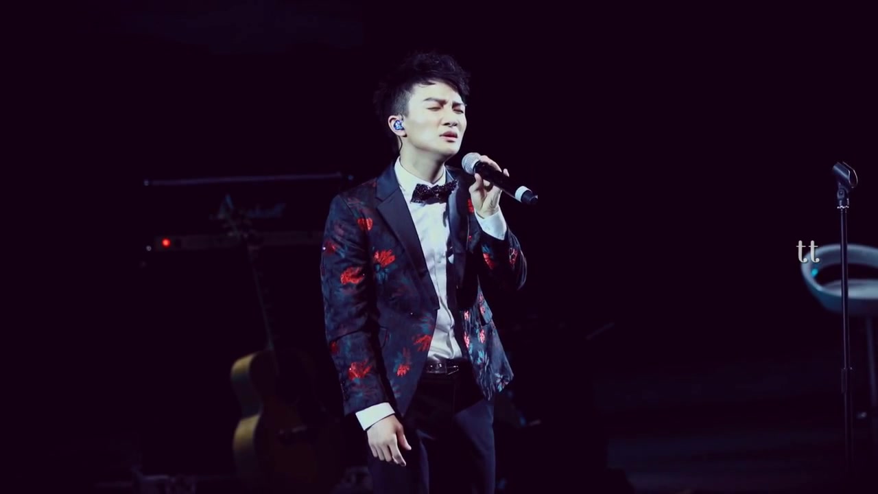 周深第一次开演唱会,独唱《大鱼》这嗓音好听,一开嗓音让人惊艳