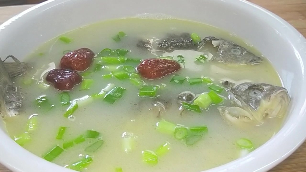 鲫鱼这么做大人小孩都爱吃,煲汤最好喝,上桌就被抢光!