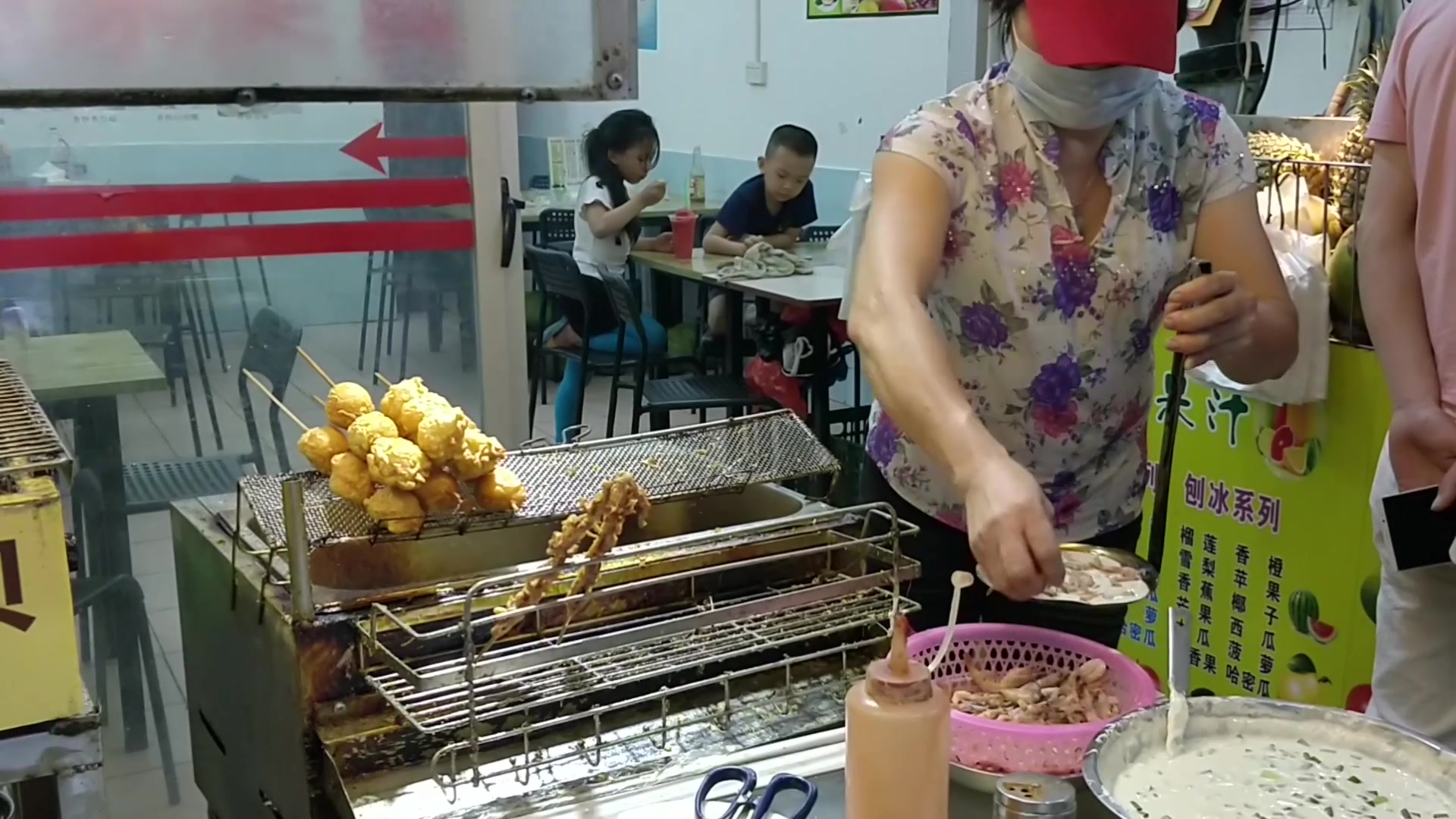 大妈做虾饼,一个5块钱,还有墨鱼丸也是五块