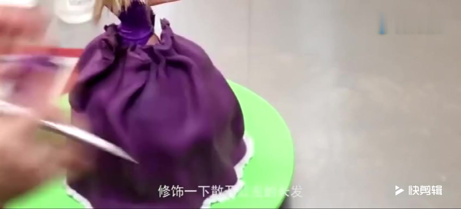 超逼真的芭比娃娃是翻糖蛋糕?如此简单好看的蛋糕,你不看看吗?