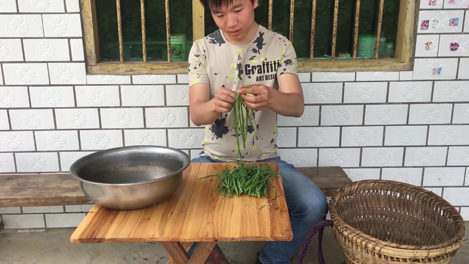 野韭菜直接油炸着吃,这样做出来就是一道美味