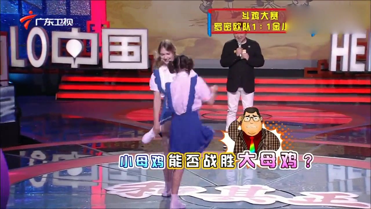 画面太美!外国萌妹子上演斗鸡大战,屁股险受罪!