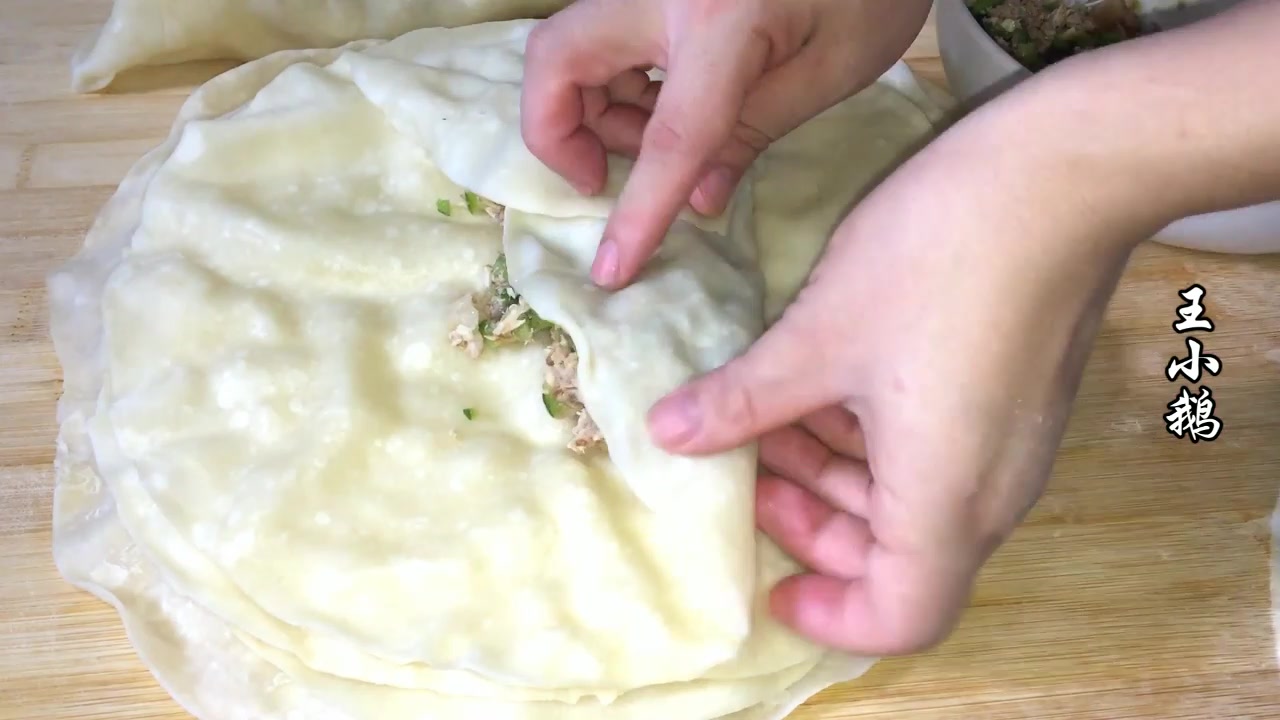 2斤猪肉1斤面粉,农村小鹅秘制肉卷馍,简单好吃,俩人撑的直打嗝