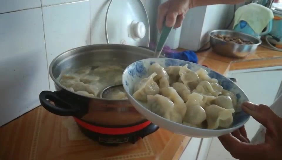 东北人其实都是这么盛饺子的:干干净净放到盘子里而不是桌子上