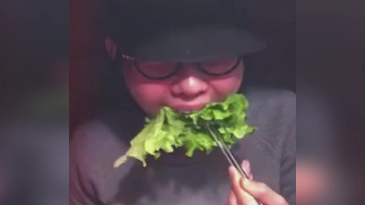 白百何懒理带小鲜肉回家传闻,晒魔性吃烤肉视频变表情包